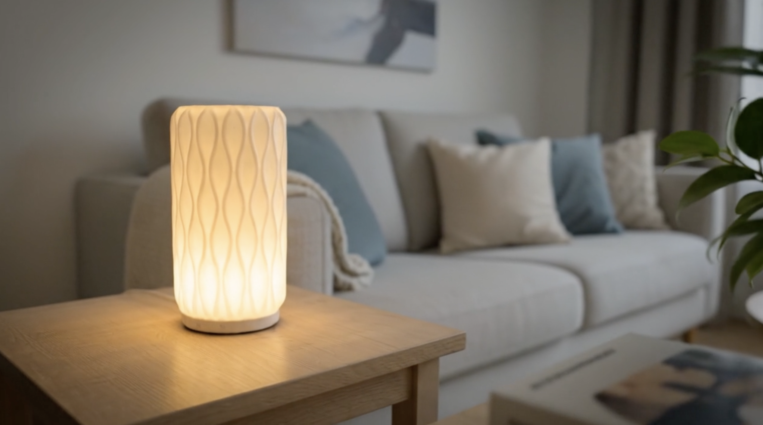 Світильник на нейтральному художньому фоні